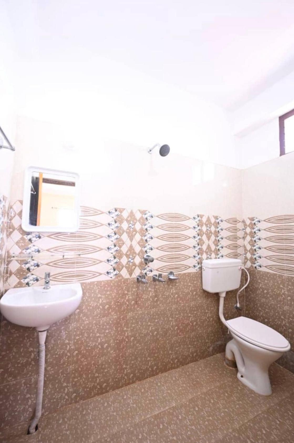 Oyo Flagship Hotel New Moon Inn Puri Esterno foto
